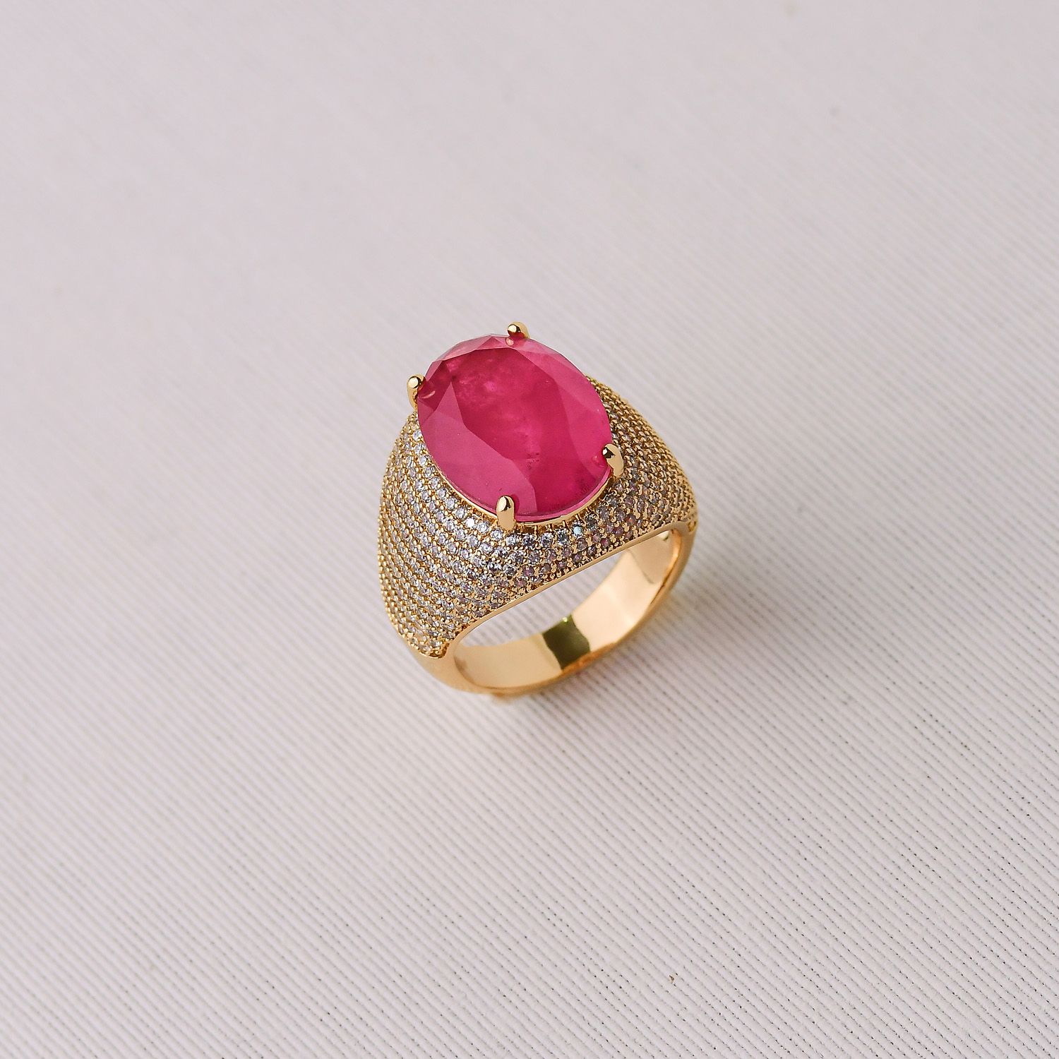 Anel Dourado Cravejado com Zircônias Cristais e Fusion Rosa