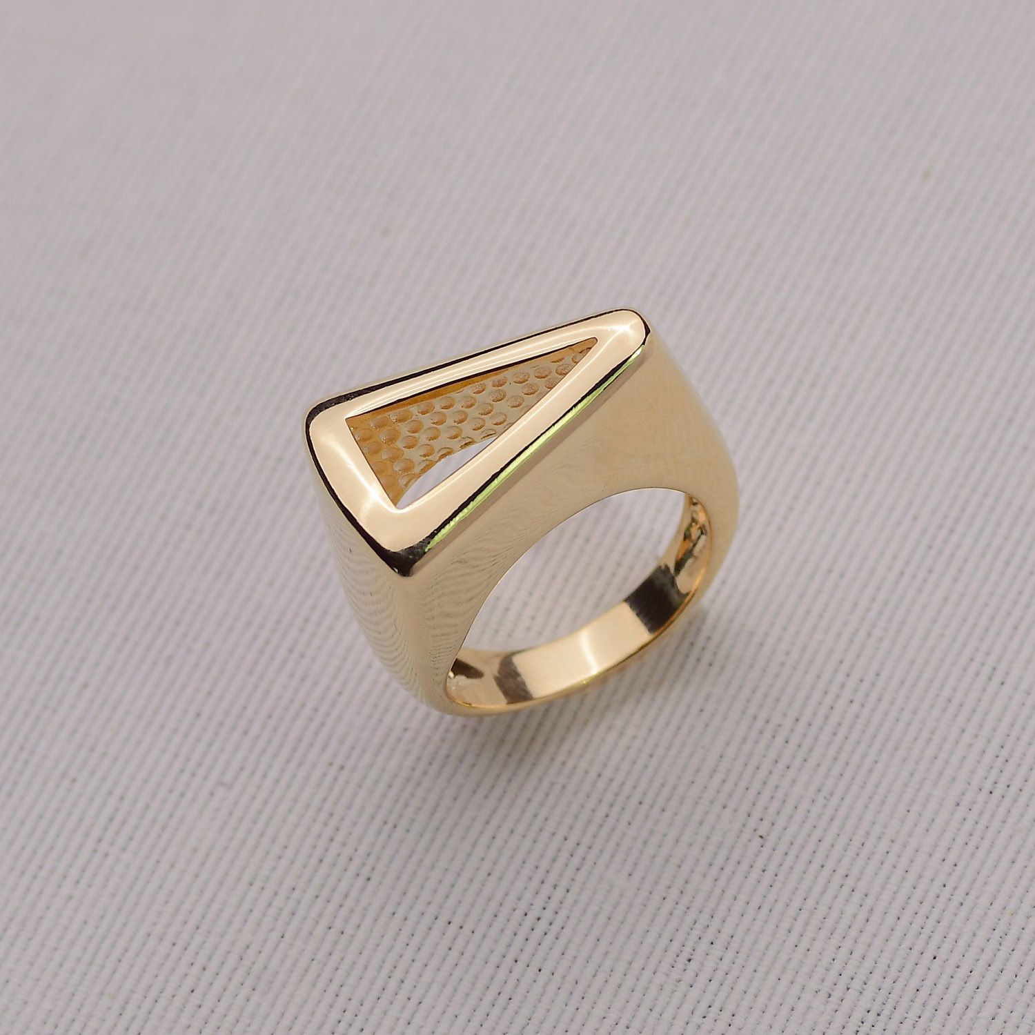 Anel Dourado Triangular em Metal