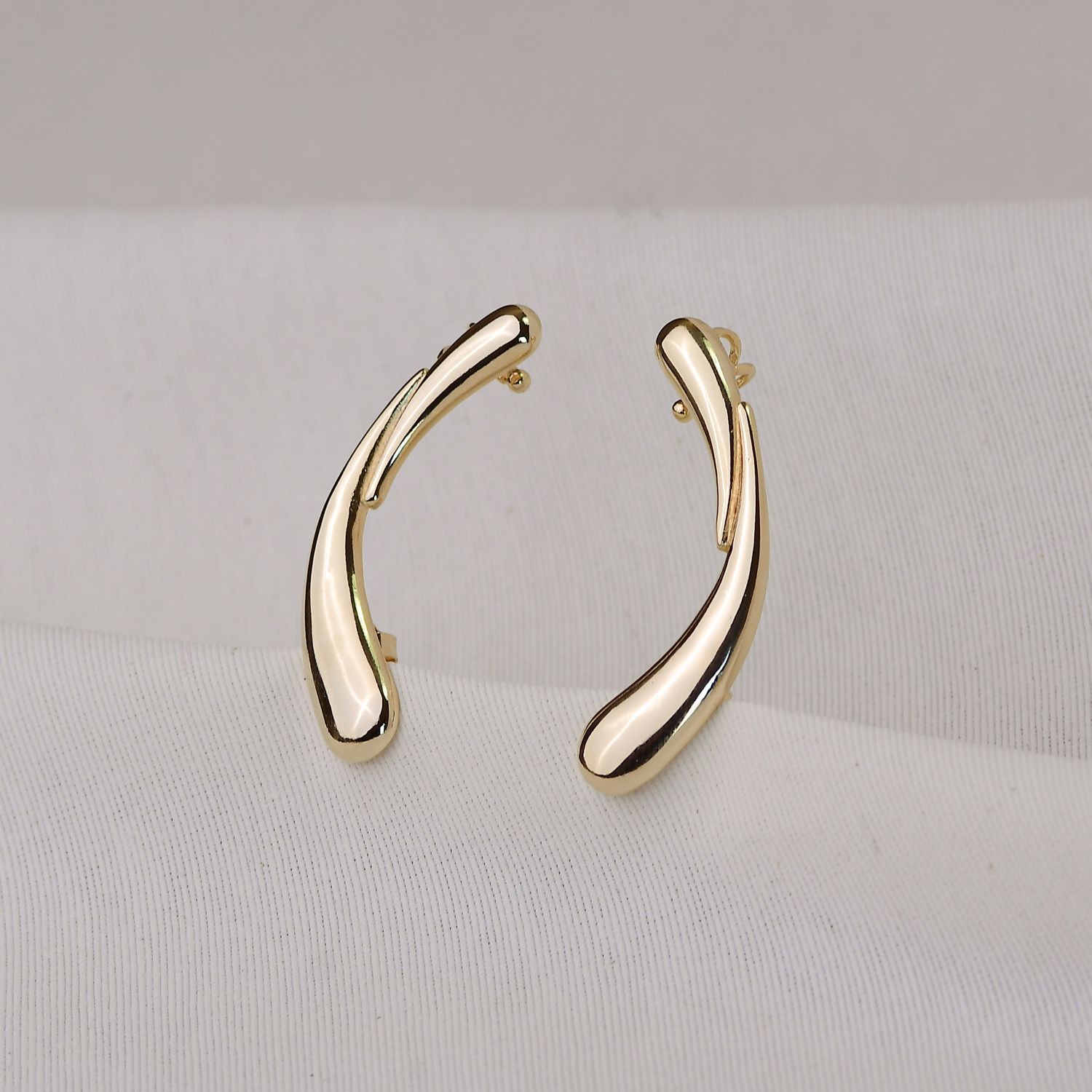 Brinco Dourado Ear Cuff Gotas Invertidas em Metal