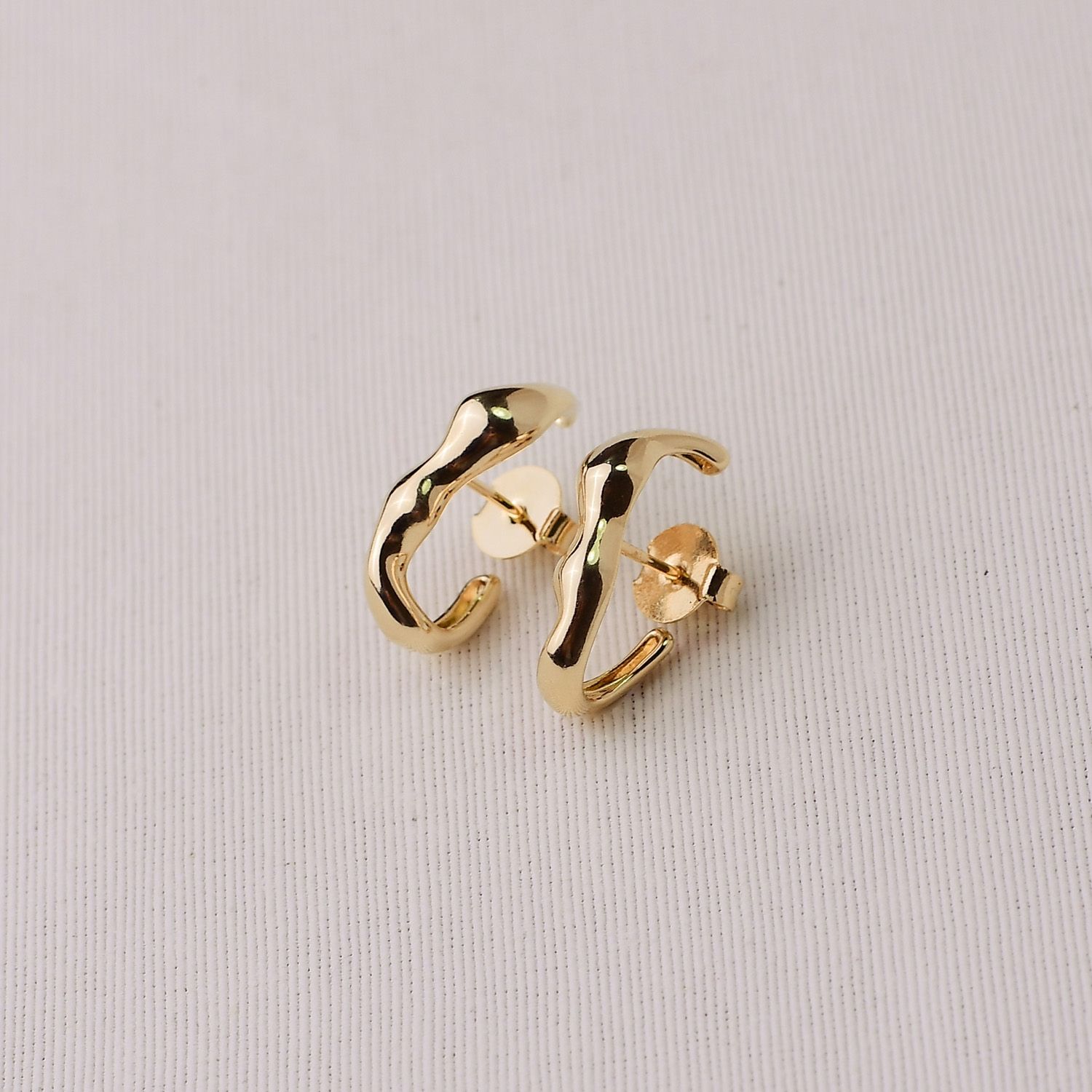 Brinco Dourado Ear Hook Orgânico em Metal 