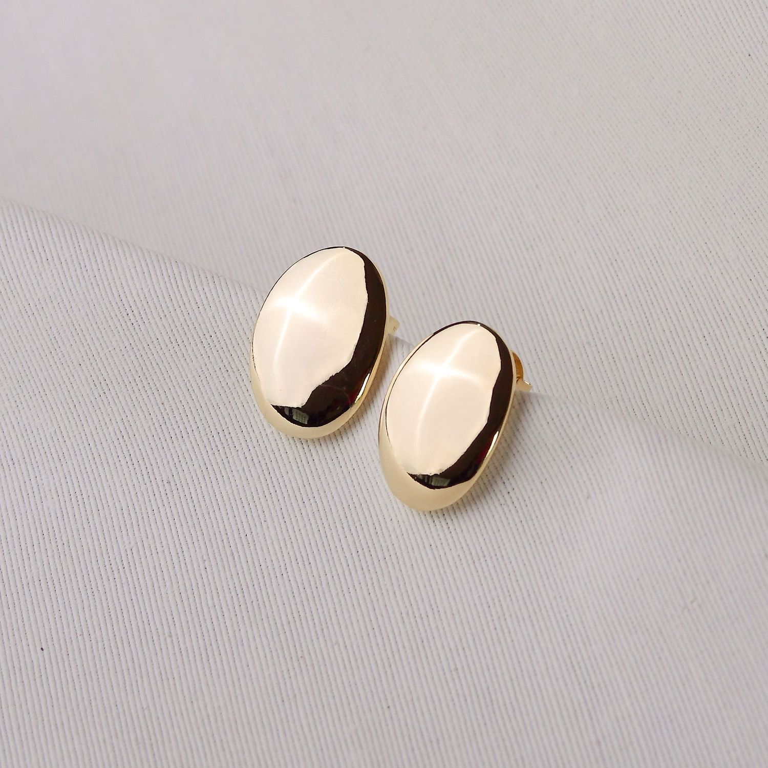 Brinco Dourado Oval em Metal 23mm