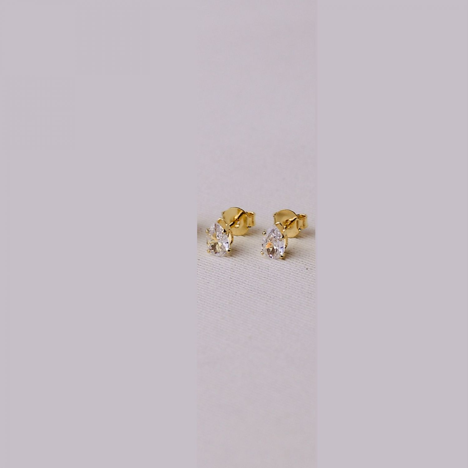 Brinco Dourado Ponto de Luz Gota com Zircônias Cristais 8mm