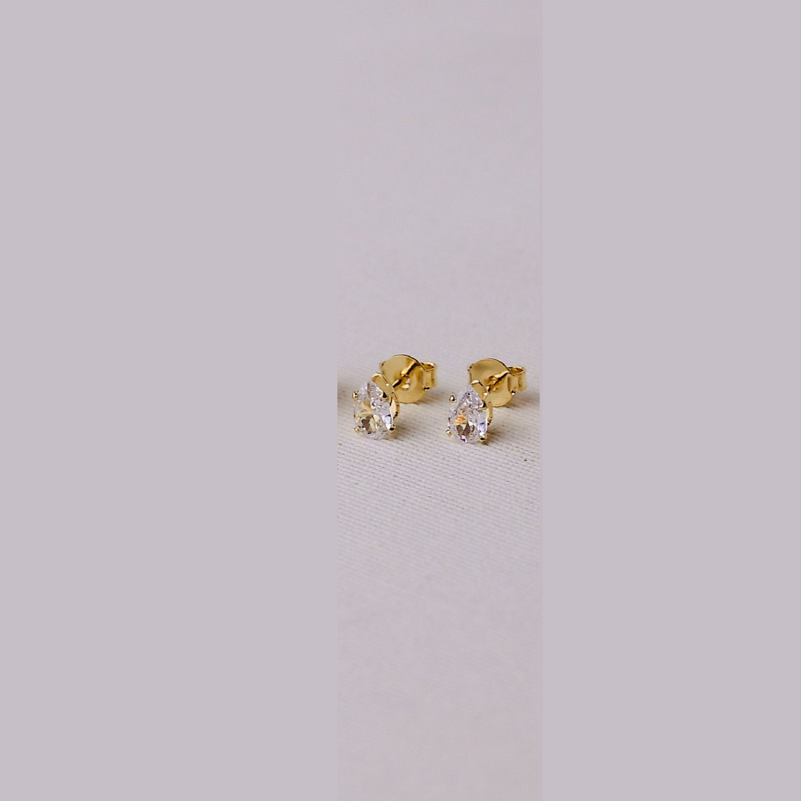 Brinco Dourado Ponto de Luz Gota com Zircônias Cristais 8mm