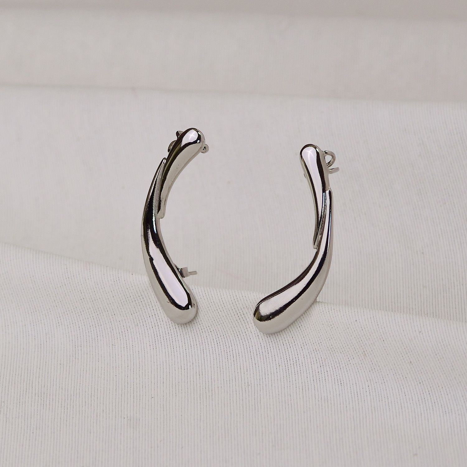 Brinco Ródio Ear Cuff Gotas Invertidas em Metal