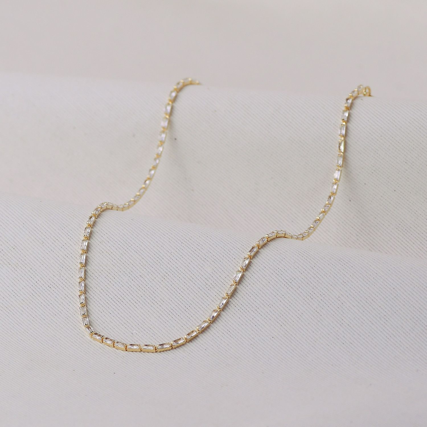 Colar Dourado Choker Riviera com Zircônias Baguete Cristais 30+10cm